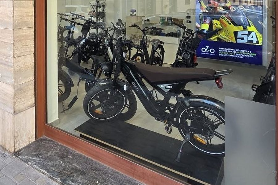 OUXI GT20 in vetrina a Brindisi: fat bike elettrica in stile moto
