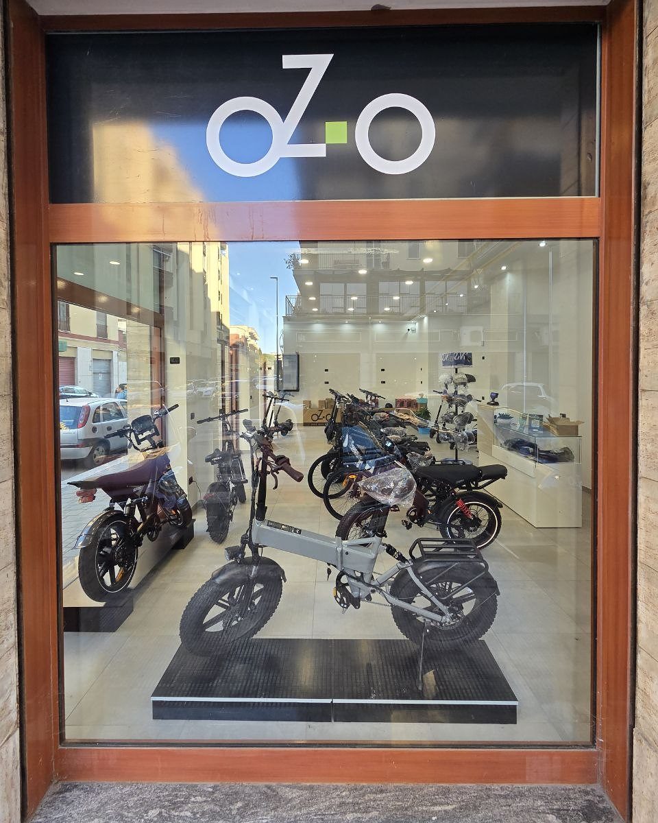 La vetrina di oZ-o Brindisi in Via Cappuccini: insegna oZ-o, eBike e monopattini esposti